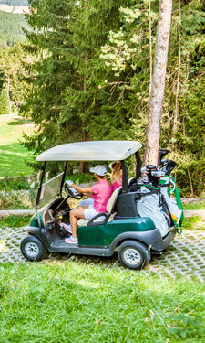 Golfcart fährt über den Golfplatz