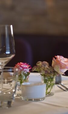 Gedeckter Tisch mit Blumendeko im Restaurant