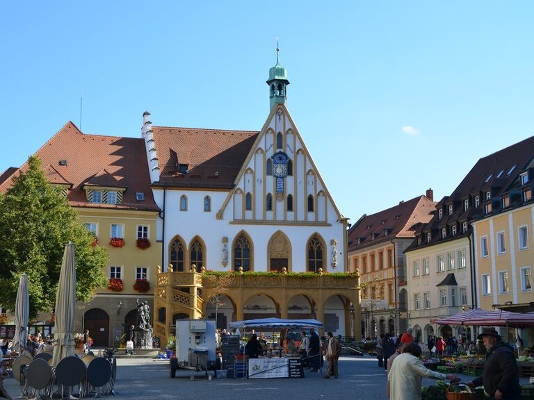 Verkaufsmarkt am Rathausplatz mit Blick auf das Rathaus