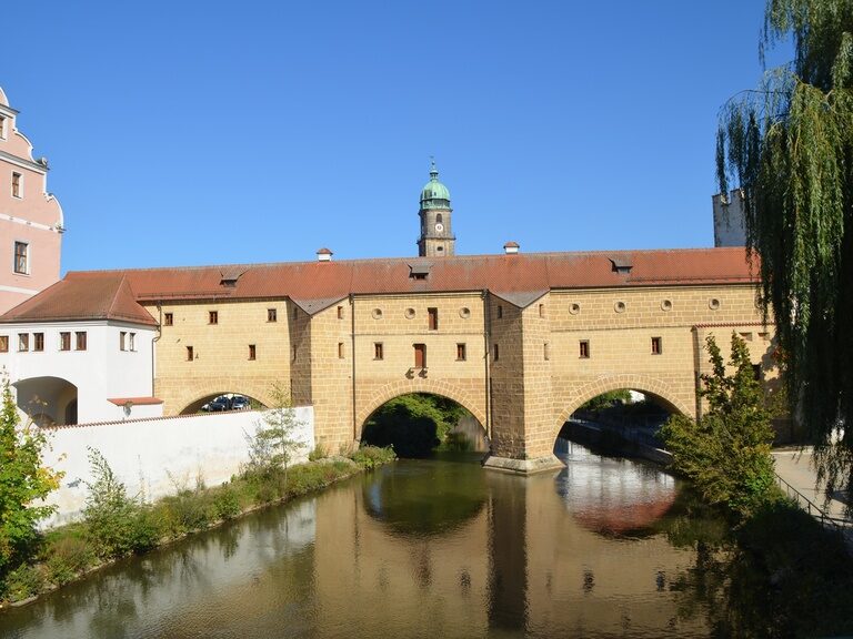 Steingebäude in Amberg mit Brückenfunktion