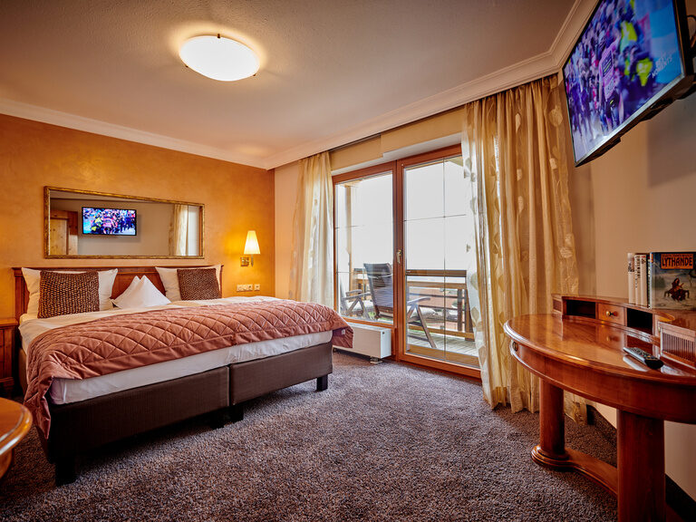 Einladendes Schlafzimmer der Panorama Suite mit luxuriöser Ausstattung im Wellnesshotel in Bayern