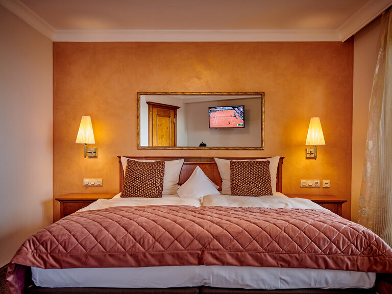 Einladendes Bett in der luxuriöen Panorama Suite des Wellnesshotels in der Oberpfalz